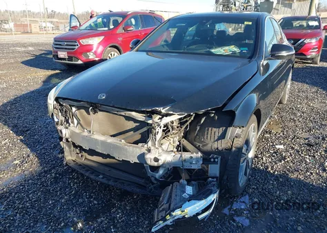 2019 Mercedes-Benz C 300 z USA, uszkodzony, nr VIN 55SWF8DB2KU322449